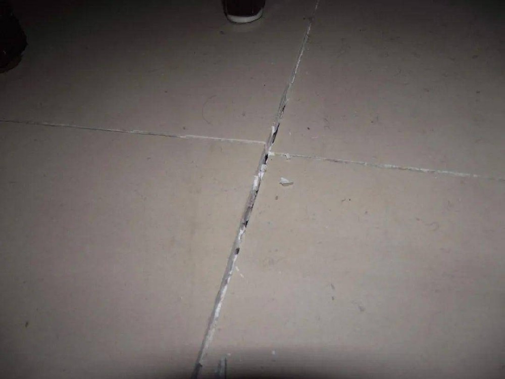 瓷磚空鼓膠使用前檢測(cè)空鼓敲磚用膠錘還是鐵錘好